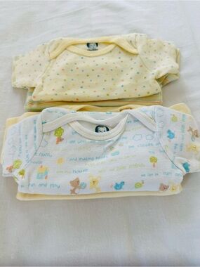 Bundle of 4 Gerber Cotton Onesies (6-9 mos)